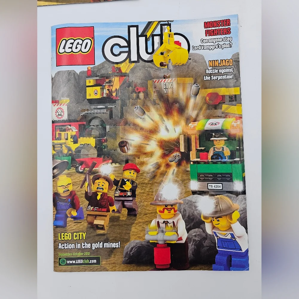 5 Issues of Lego Club Magazine - Picture 4 of 7